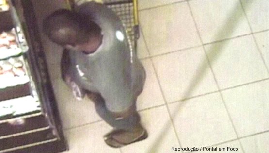 Homem de 34 anos coloca o pacote de carne dentro da bermuda