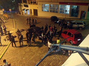 Policiais no centro de Itamonte (no sul de MG) trocam tiros com suspeitos de roubo a bancos; ação terminou com nove suspeitos mortos