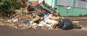 amontoados de lixo estavam espalhados por toda a cidade antes da implantação das caçambas de entulhos e o mal cheiro era intenso em alguns setores.