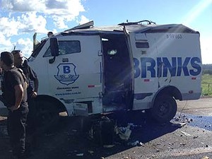 Carro-forte é metralhado e explodido após assalto em Canápolis, MG (Foto: Polícia Militar/Divulgação)