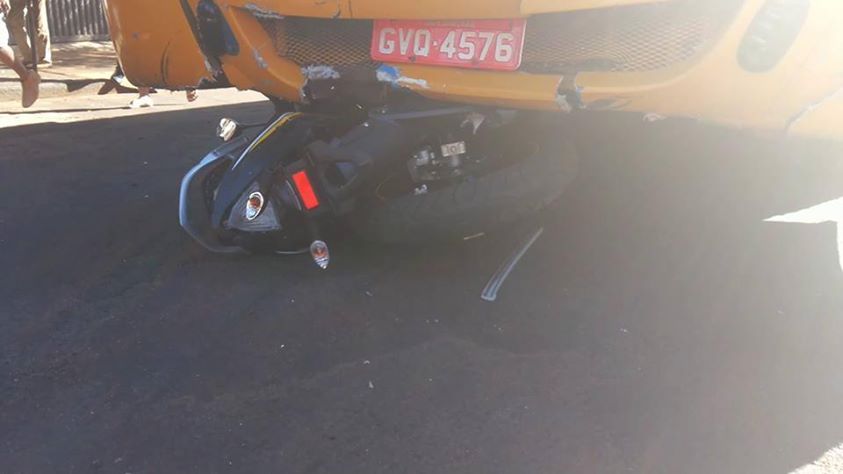 Moto Yamaha ficou presa sob o ônibus