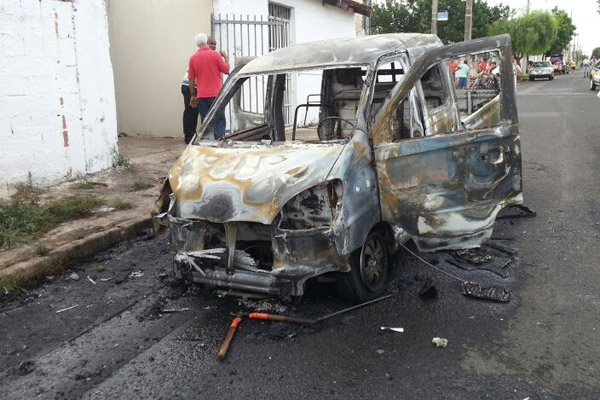 Carro da Prefeitura de Uberlândia é incendiado por populares no bairro Lagoinha | (Foto: Vinícius Lemos)