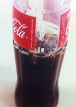 Corpo estranho é encontrado em uma garrafa de vidro de 290 mililitros de Coca-Cola
