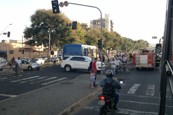 Mulher foi atropelada no corredor de ônibus da avenida Monsenhor Eduardo (Foto: Diogo Machado)