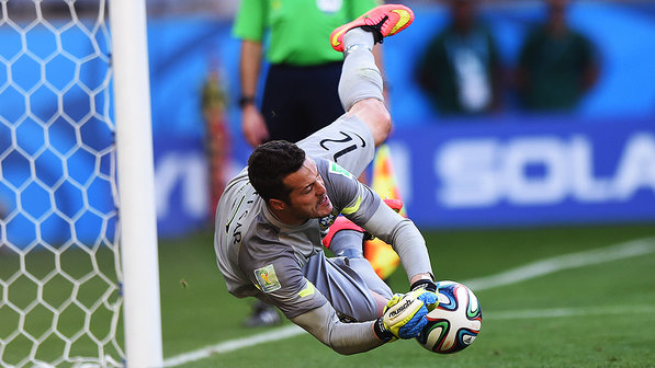 O goleiro Júlio Cezar defende pênalti