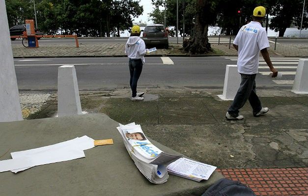 Gastos da campanha de Aécio podem chegar a R$ 36 mi só com panfletagem / Total não inclui impressão de santinhos e adesivos