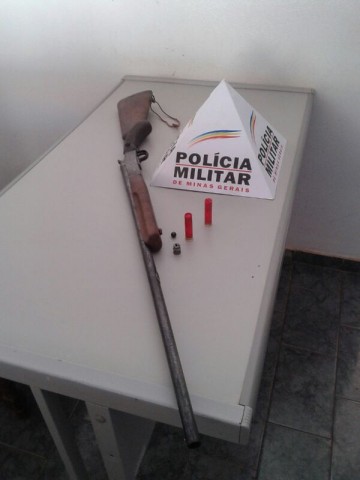 Arma foi apreendida em posse de homem de 36 anos ( Foto: Divulgação / Polícia Militar )