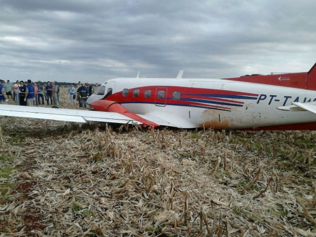 Avião caiu em meio a uma plantação, na área rural de Foz do Iguaçu (Foto: Emerson de Jesus/ RPC TV )