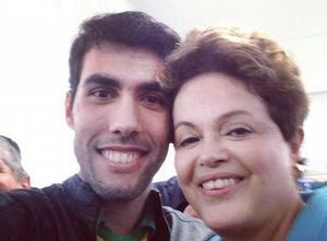 Selfie une o criador da 'Dilma Bolada', Jeferson Monteiro, e a presidente Dilma Rousseff