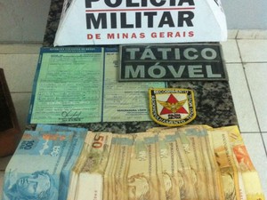 PM apreendeu dinheiro com suspeitos de receptação de veículo.(Foto: Polícia Militar/Divulgação)