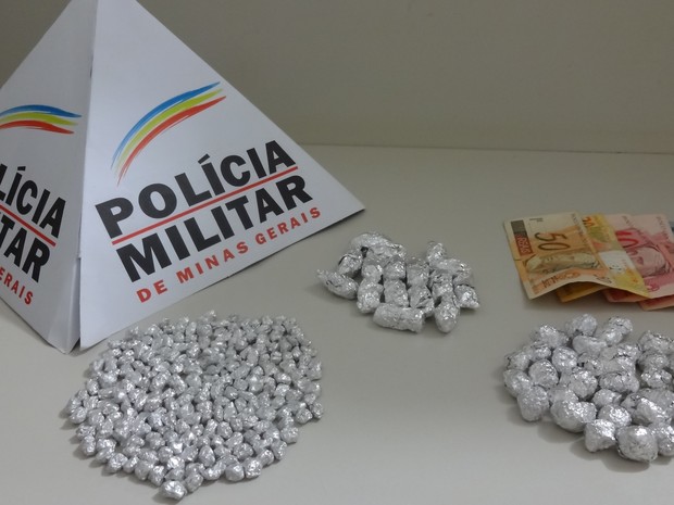 Maconha também foi encontrada com o pastor, além de dinheiro (Foto: Polícia Militar/Divulgação)