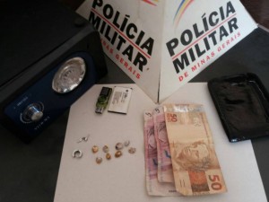 POLÍCIA MILITAR PRENDE TRAFICANTES E APREENDE 08 PEDRAS DE CRACK