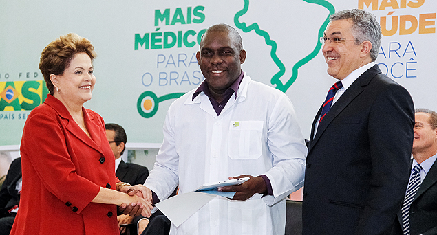 O médico cubano Juan Delgado com a presidente Dilma e o então ministro da Saúde Padilha