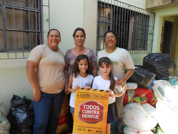 (Esq) Marilane Vilela, Cida Costa, Amélia Oliveira e as alunas