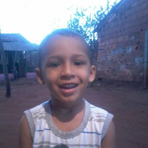 Menino de 4 anos