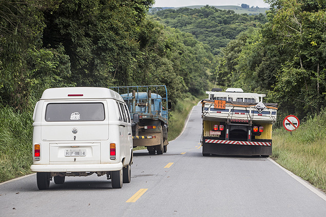 Caminhão e perua fazem ultrapassagem em trecho proibido de estrada em SP