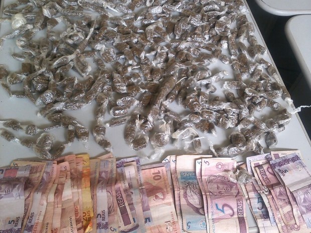 Drogas e dinheiro foram apreendidas pela Polícia Militar em Uberlândia (Foto: Polícia Militar/Divulgação)