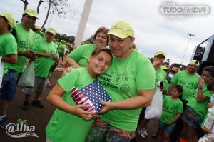 Maria Clara recebe o tablet que ganhou no sorteio realizado após a caminhada das mãos de Zélia, uma das integrantes da AVCCC