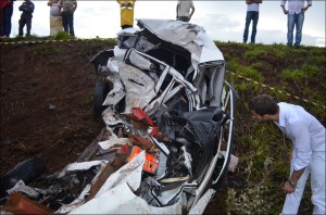 Colisão entre veiculo de passeio e caminhão na BR 365 deixa dois mortos