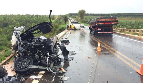 Veículos ficaram destruídos no acidente na BR-365 (Foto: Diogo Machado)