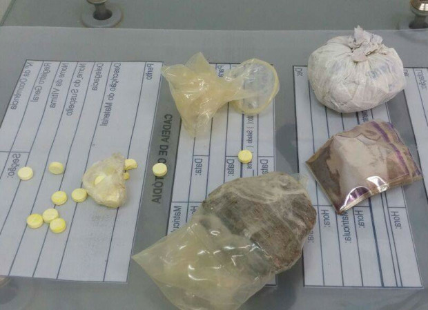 Droga encontrada na vagina da jovem / Foto: Polícia Civil / GENARC / Luziânia