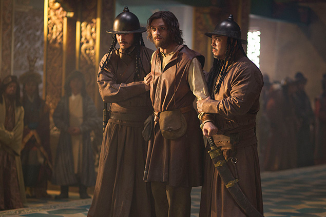 Lorenzo Richelmy (ao centro), que vive o explorador Marco Polo