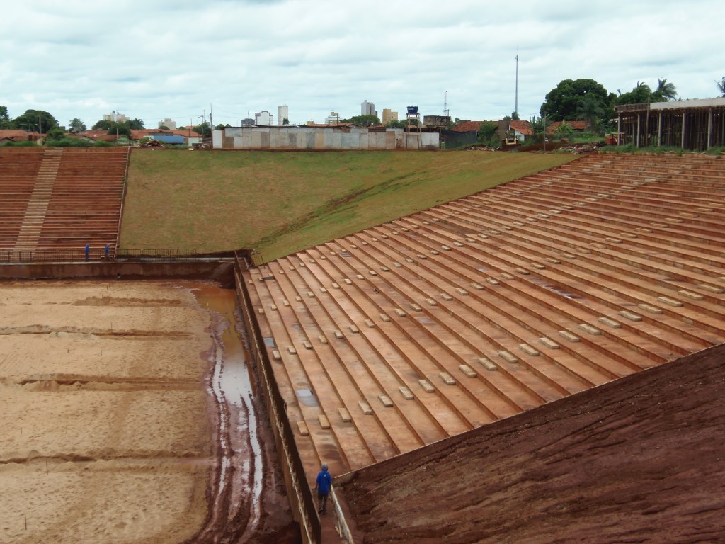 Áreas livres entre arquibancadas do Estádio Municipal Julia do Prado recebem grama