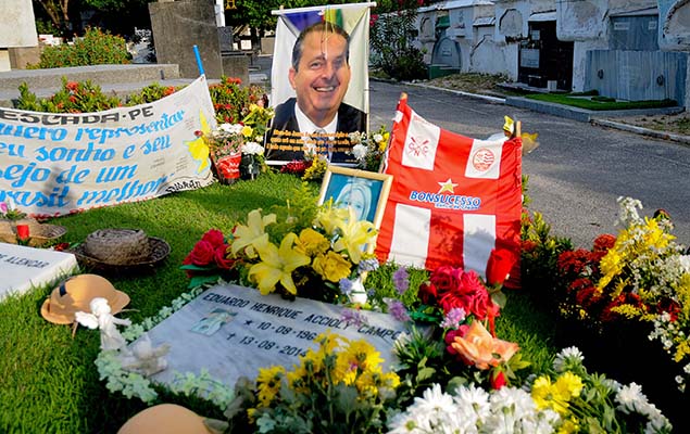 Túmulo de Eduardo Campos recebe flores neste Dia de Finados.