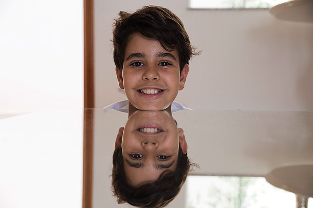 Vitor Vasconcellos, 10, que teve a polpa de seu dente de leite congelada para tratar doenças no futuro / Lalo de Almeida/Folhapress