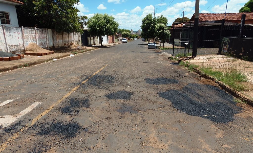 Ruas e avenidas de Ituiutaba continuam recebendo manutenção 