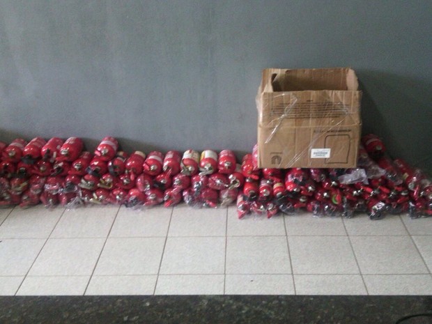 Noventa e oito extintores foram recolhidos pela polícia (Foto: Polícia Militar/Divulgação)