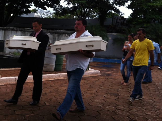 Enterro de gêmeos ocorreu nesta quarta-feira em Uberaba (Foto: Barbara Lemes/G1)