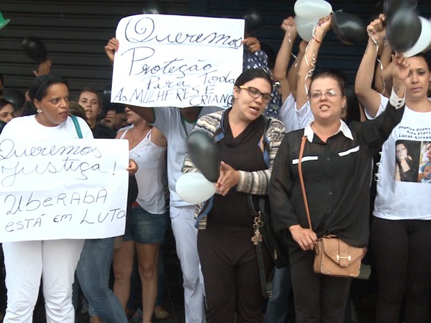 Amigos, parentes e pessoas solidárias à família manifestaram pela tragédia envolvendo a morte de Izabella Gianvechio e dos filhos gêmeos (Foto: Reprodução/ TV Integração)