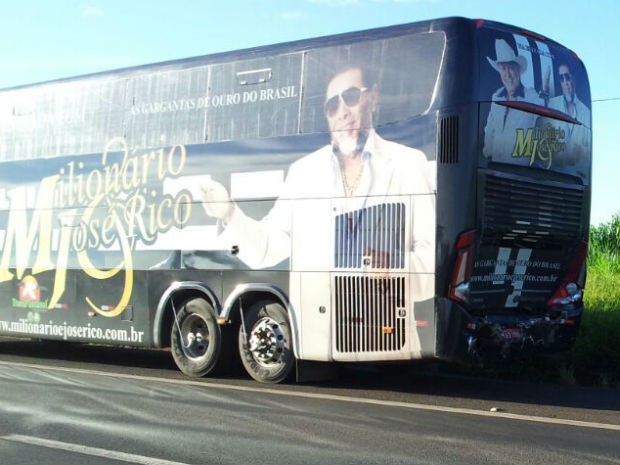 Ônibus foi atingido na traseira por caminhão (Foto: Giliardy Freitas/TV TEM)