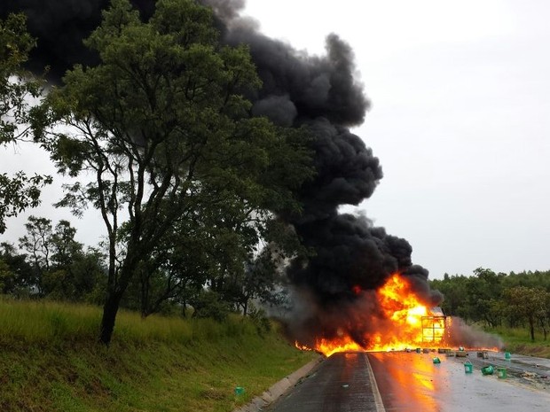 Houve explosões devido aos produtos químicos que a carreta estava carregada (Foto: Raphael Rios/G1)