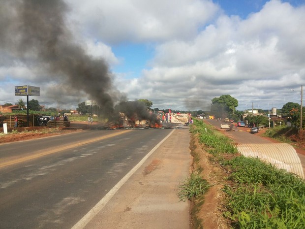 Manifestantes usaram pneus incendiados e blocos de concreto para bloquear a rodovia perto de Monte Alegre de Minas (Foto: Marcelo Honorato/G1)