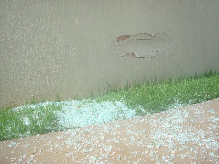 COLISÃO ENTRE VEICULOS DEIXA UMA PESSOA FERIDA NO BAIRRO RORESIDENCIAL DRUMMOND. 