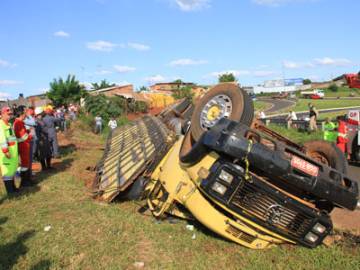 caminhão tomba em uberada