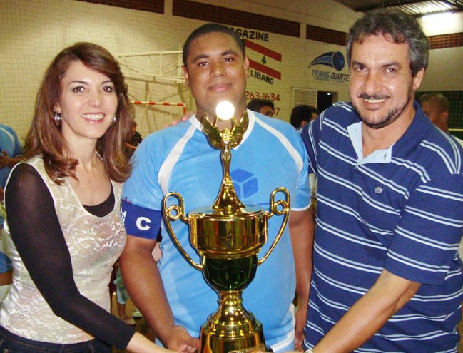 Prefeita Dinair Isaac  e o vice-prefeito Jorginho (esq) entregam troféu à esportista / arquivo