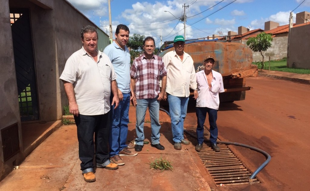 Vereador Caetano Neto e Paulo Amaral acompanharam a equipe da secretaria de obras