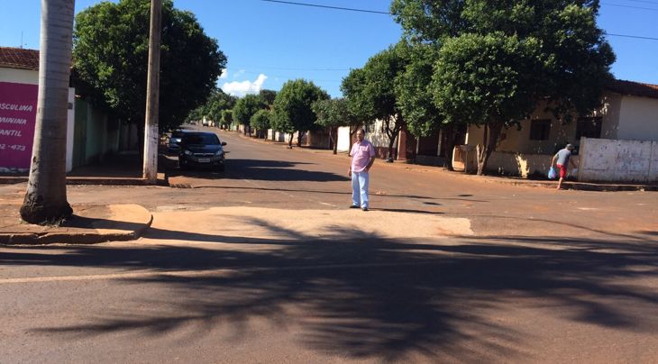 Paulo Amaral, presidente da Câmara Municipal, fiscaliza a obra que ampliou a entrada da avenida 109