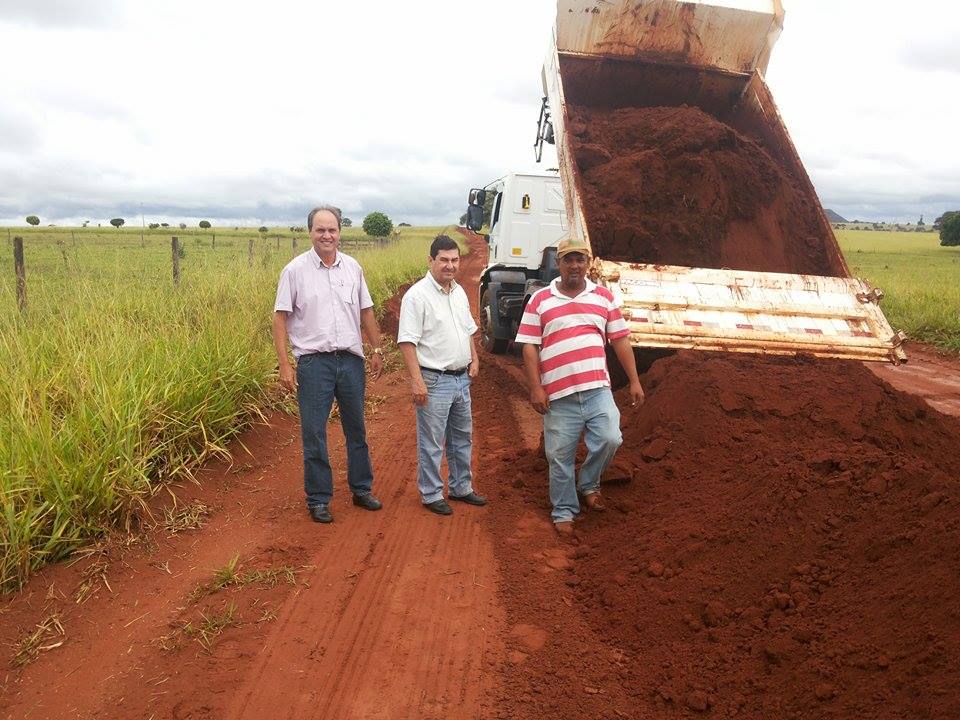 Secretário Renato com o prefeito Genesinho em vistoria à restauração de trecho de estrada