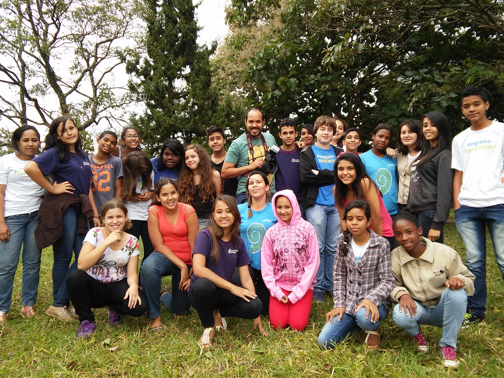 Douglas Luzz e adolescentes de projetos sócio-culturais