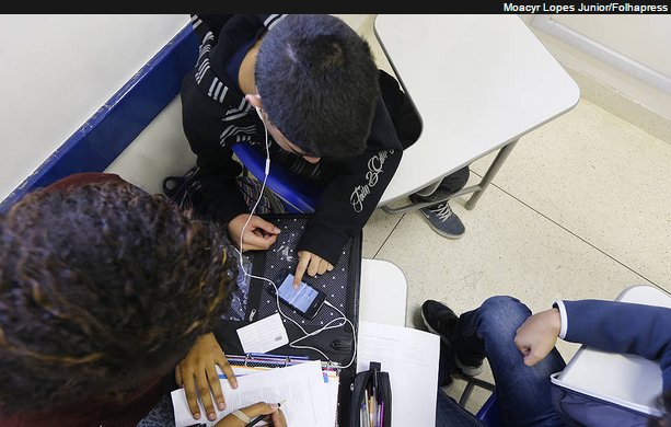 Um projeto de lei que tramita na Câmara dos Deputados quer tornar proibido o uso de telefones celulares em escolas; escolas estaduais em SP já vetam seu uso