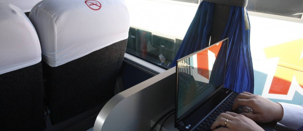 Internet wi-fi dentro de ônibus tem inúmeras vantagens, mas o sinal pode ser perdido em alguns pontos da estrada e também na zona rural