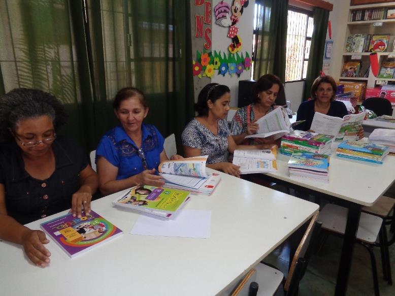 Escola Municipal Higino Guerra faz análise para a escolha do livro didático 2016 a 2018