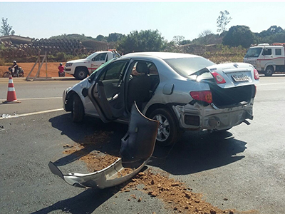 Veículo roubado capota na BR 262 em Uberaba