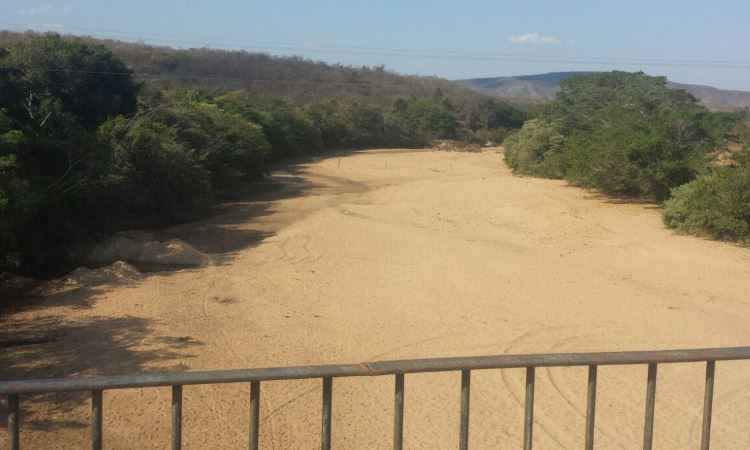 Em Botumirim, trechos do Rio Itacambirassu estão completamente vazios (foto: Daniela Rodrigues/Divulgação) 