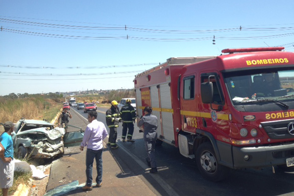 Acidente entre carro e caminhão deixa duas pessoas feridas na BR-452 