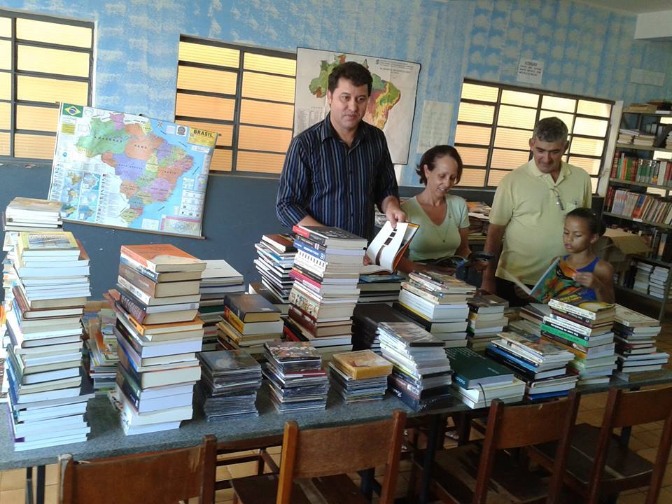 Caetano Neto (esq) visitou o prédio da biblioteca